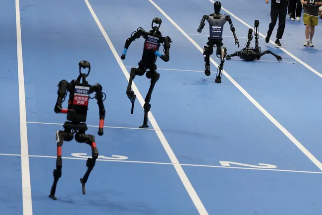 «Не гони, железяка!» Двуногий робот побил человеческий рекорд в полумарафоне на целых 7 минут