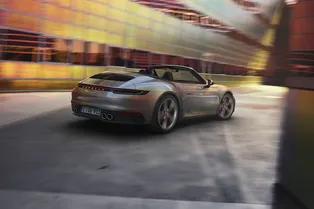 У нового Porsche 911 «снесло» крышу