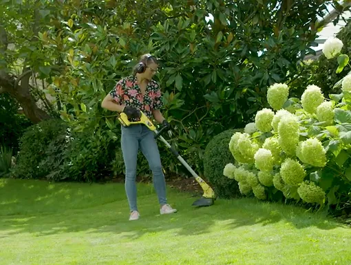 женщина с триммером для травы