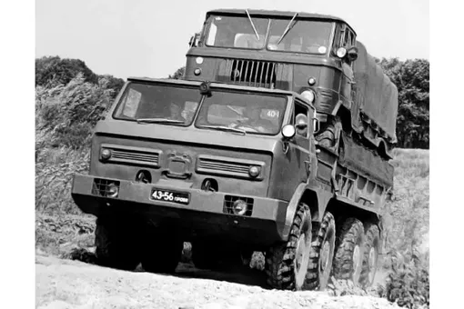 грузовик газ-44 везет газ-66