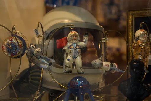 Советские елочные игрушки на тему космоса