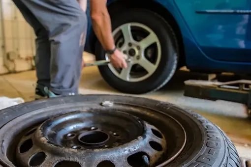 колесо надувает в гараже