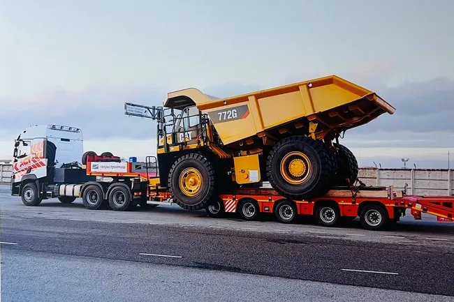 Это вам не фура: как устроены удивительные полуприцепы, которые возят яхты, БелАЗы и целые дома