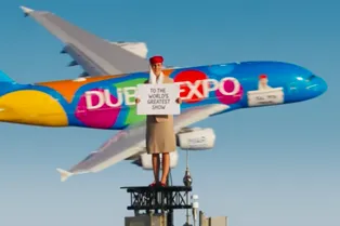 Новая реклама Emirates: посмотрите, как A380 пролетает рядом с женщиной на вершине Бурдж-Халифа Новая реклама Emirates: посмотрите, как A380 пролетает рядом с женщиной на вершине Бурдж-Халифа