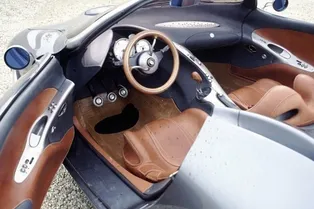 Этот автомобиль был культовым в России. Но только настоящие фанаты угадают его по 3 фотографиям