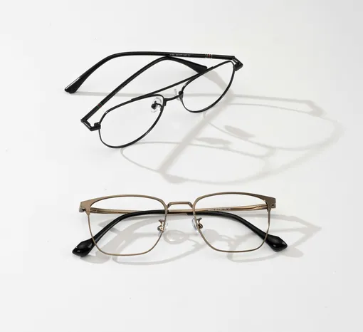 Очки на столе