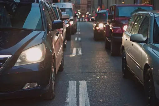 автомобили в плотном потоке автомобили в плотном потоке