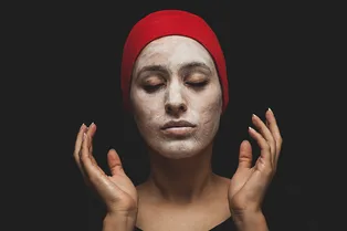 Почему лицо опухает по утрам и что с этим делать: простое объяснение!