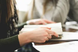 Как работает мозг во время чтения и почему раны у людей заживают медленнее, чем у обезьян: главные новости сегодня