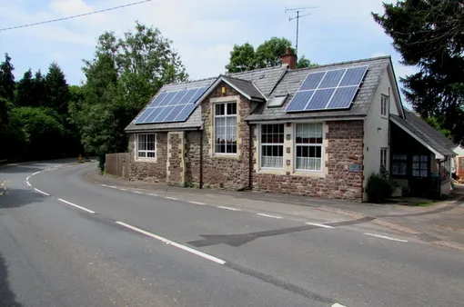 старый дом с солнечными панелями старый дом с солнечными панелями