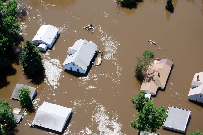«Не понял и утонул»: почему мы не слушаем предупреждения о катаклизмах