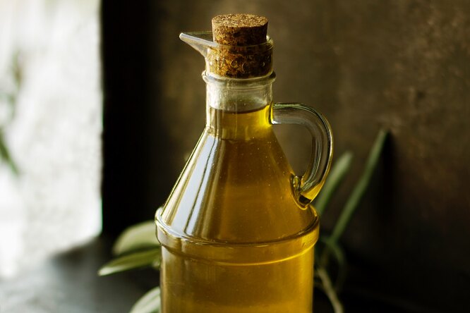 И обувь очистит, и макияж снимет... Вот, что ещё умеет оливковое масло!