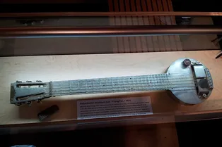 Какой была первая электрогитара — посмотрите на «Сковородку» 1931 года! Какой была первая электрогитара — посмотрите на «Сковородку» 1931 года!