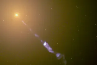 Астрономы увидели, как одна галактика «съела» отходы другой Астрономы увидели, как одна галактика «съела» отходы другой