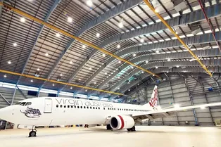 Как перекрашивают самолеты: ручная работа