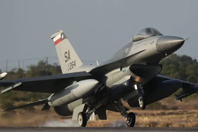 Зачем американским ВВС нужен F-16 Fighting Falcon: бесполезный самолет или козырь в битве?