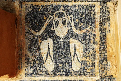 На Сицилии обнаружили мозаику сандалий возрастом 1600 лет. Они удивительно похожи на современные