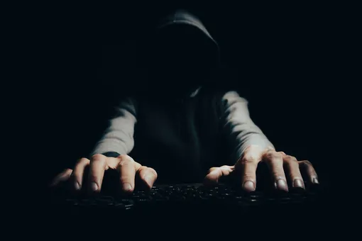 Иногда обман можно заметить еще до скачивания. Подозрение должны вызвать некачественные скриншоты, изображения от другой программы, ошибки в описании, разные шрифты и неаккуратные элементы интерфейса Мошенник