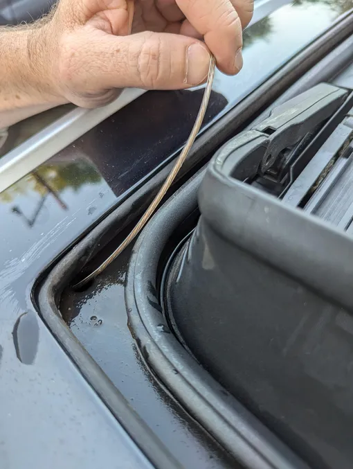 прочистка дренажных отверстий в крыше автомобиля