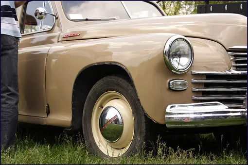 газ-м-20 победа бежевый переднее крыло и колесо газ-м-20 победа бежевый переднее крыло и колесо