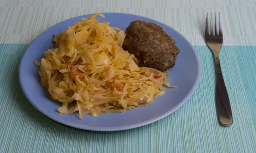 тушеная капуста с котлетой