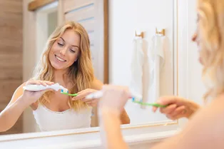 Как часто нужно менять зубную щетку: ответ микробиолога Как часто нужно менять зубную щетку: ответ микробиолога