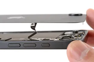 Еще один плюс iPhone 16e: смартфон стало куда проще ремонтировать
