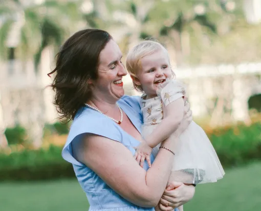 Бактерии передаются от родителей к детям и от детей к родителям.