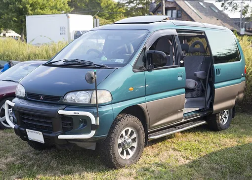 Mitsubishi Delica Space Gear Mitsubishi Delica Space Gear blue