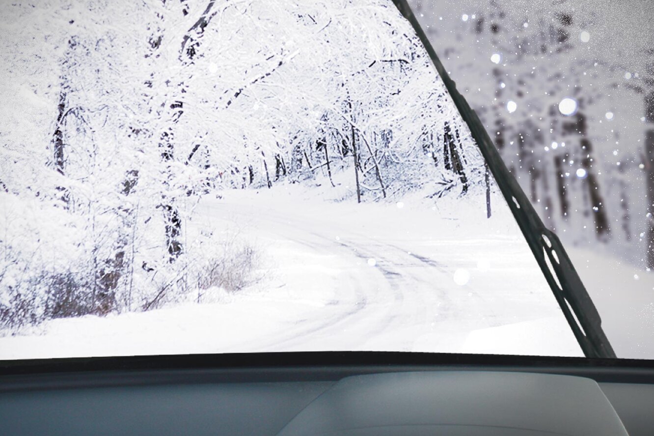 Вид из окна автомобиля. Окно автомобиля зима. На лобовом окне слушать. Вид из машины. Тонировка глаза на лобовое стекло.