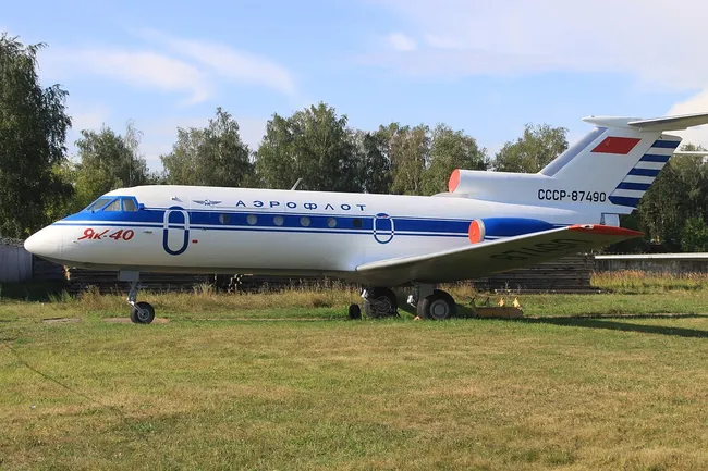 «Слоны на ВПП!» Как СССР продавал маленький авиалайнер Як-40