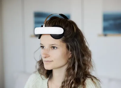 Женщина в гарнитуре для стимуляции мозга компании Flow Neuroscience Устройство компании Flow Neuroscience для проведения транскраниальной стимуляции постоянным током (tDCS) в домашних условиях получило разрешение Управления по контролю за продуктами и лекарствами США (FDA) на применение для лечения депрессии. Женщина в гарнитуре для стимуляции мозга компании Flow Neuroscience Устройство компании Flow Neuroscience для проведения транскраниальной стимуляции постоянным током (tDCS) в домашних условиях получило разрешение Управления по контролю за продуктами и лекарствами США (FDA) на применение для лечения депрессии.