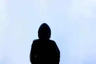 Этот человек изменил свою внешность до неузнаваемости. Угадаете, кем он стал?