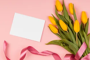 Как сгенерировать открытки на 8 Марта: 5 необычных промптов для ИИ