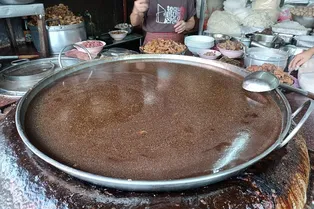 В тайском ресторане уже 50 лет варят буквально один и тот же суп! Узнайте, что в нем особенного