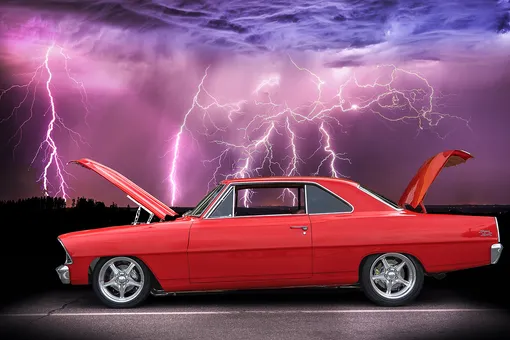 красный винтажный автомобиль на фоне молний красный винтажный автомобиль на фоне молний