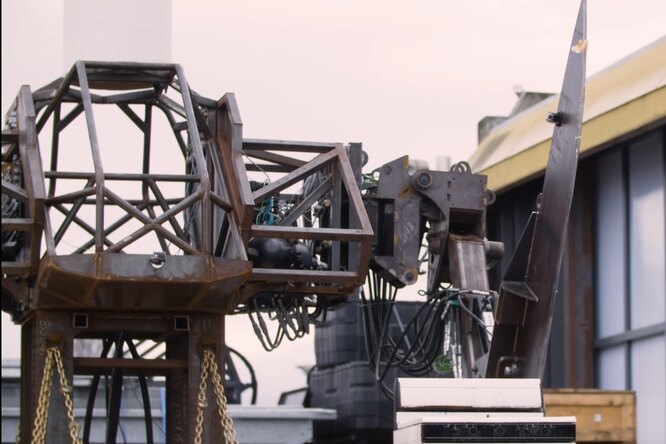 Симона Гёрц и MegaBots построили огромного робота с ножами Симона Гёрц и MegaBots построили огромного робота с ножами