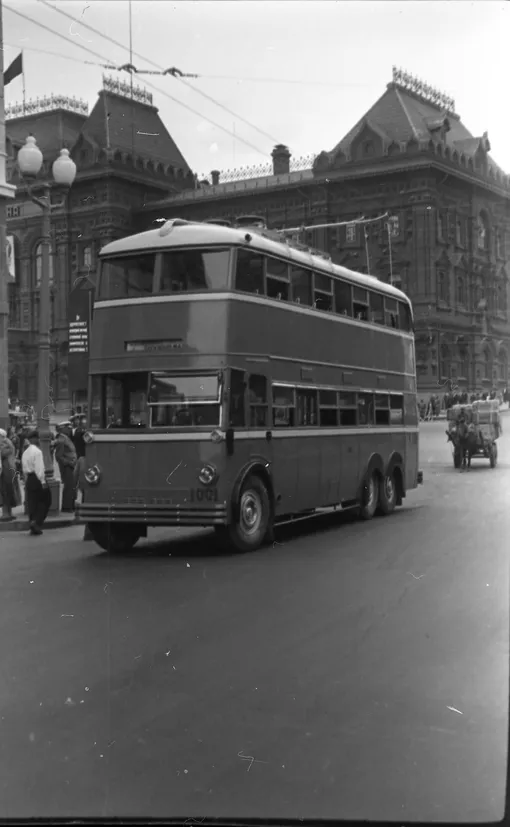 Троллейбус ЯТБ-3 на площади Революции.1938 год. Фото Б.Е. Вдовенко Троллейбус ЯТБ-3