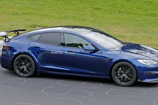 Прототип Tesla Model S Plaid с задним антикрылом увидели на гоночном треке