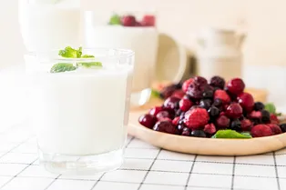 Почему врачи советуют пить кефир круглый год? Угадайте причину