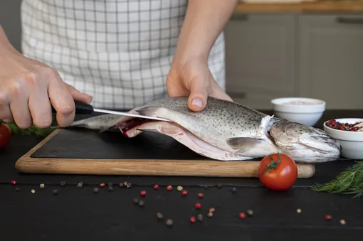 Еще до приготовления рыбы ее запах можно минимизировать, но вкус все же сохранить Приготовление рыбы