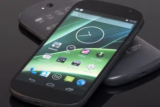 «Ростех» показал YotaPhone третьего поколения