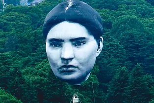 В небе над Токио была замечена огромная летающая голова