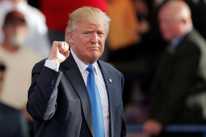 Трамп ослабил санкции против Huawei Трамп ослабил санкции против Huawei
