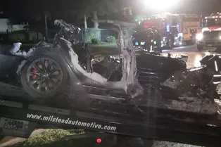 Автопилот Tesla оказался не виноват в загадочной аварии с двумя погибшими пассажирами Автопилот Tesla оказался не виноват в загадочной аварии с двумя погибшими пассажирами