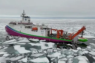 Китайские ученые впервые погрузились к подводному хребту в Арктике на глубину 5 км Китайские ученые впервые погрузились к подводному хребту в Арктике на глубину 5 км