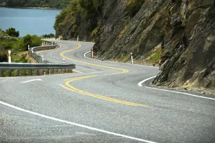 Как безопасно повернуть на скользкой дороге: тест на умную рулежку