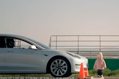 Видео: автопилот Tesla наезжает на манекен ребенка во время испытаний. Трижды!