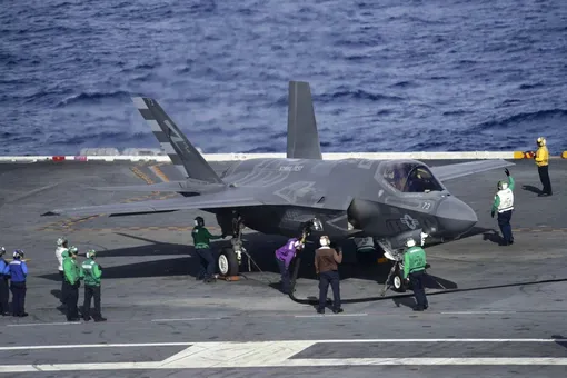 истребитель F/A-18 на палубе авианосца