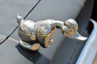 Зачем на некоторые автомобили ставят странные фигурки утят и при чем тут кино